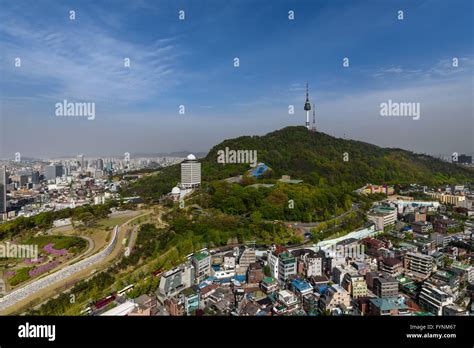  Namsan Mountain - Enstudie i kontrast och melankoli